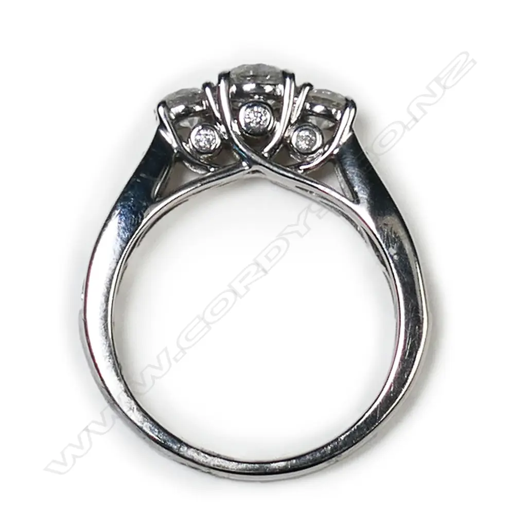 A 14ct white gold and diamond ring, Image 1++