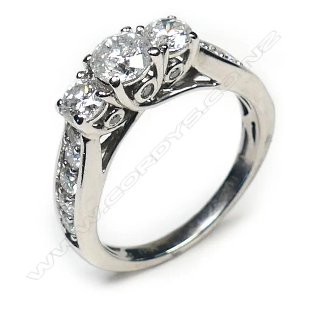 A 14ct white gold and diamond ring, Image 1++