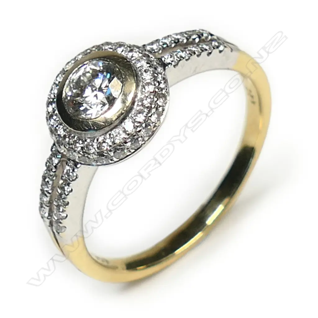 An 18ct gold and diamond dress ring, Image 1++