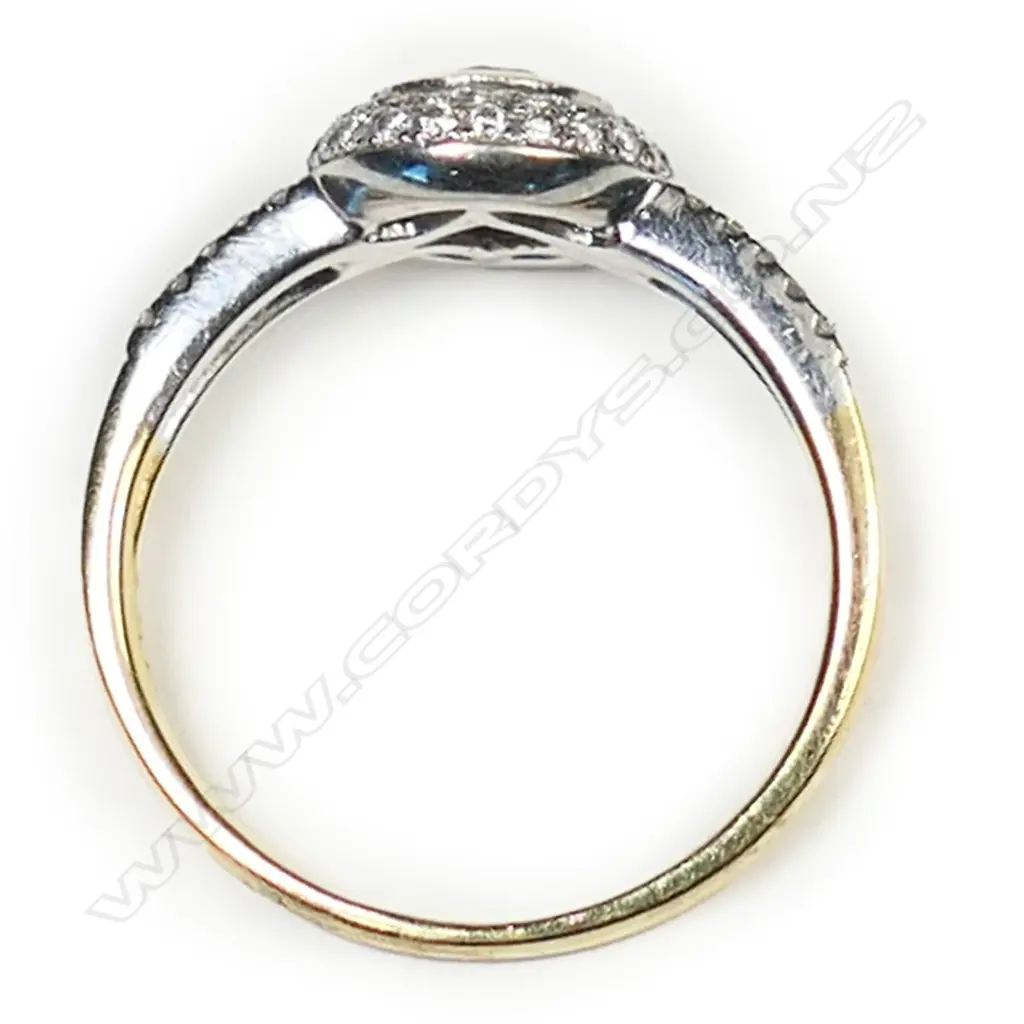 An 18ct gold and diamond dress ring, Image 1++