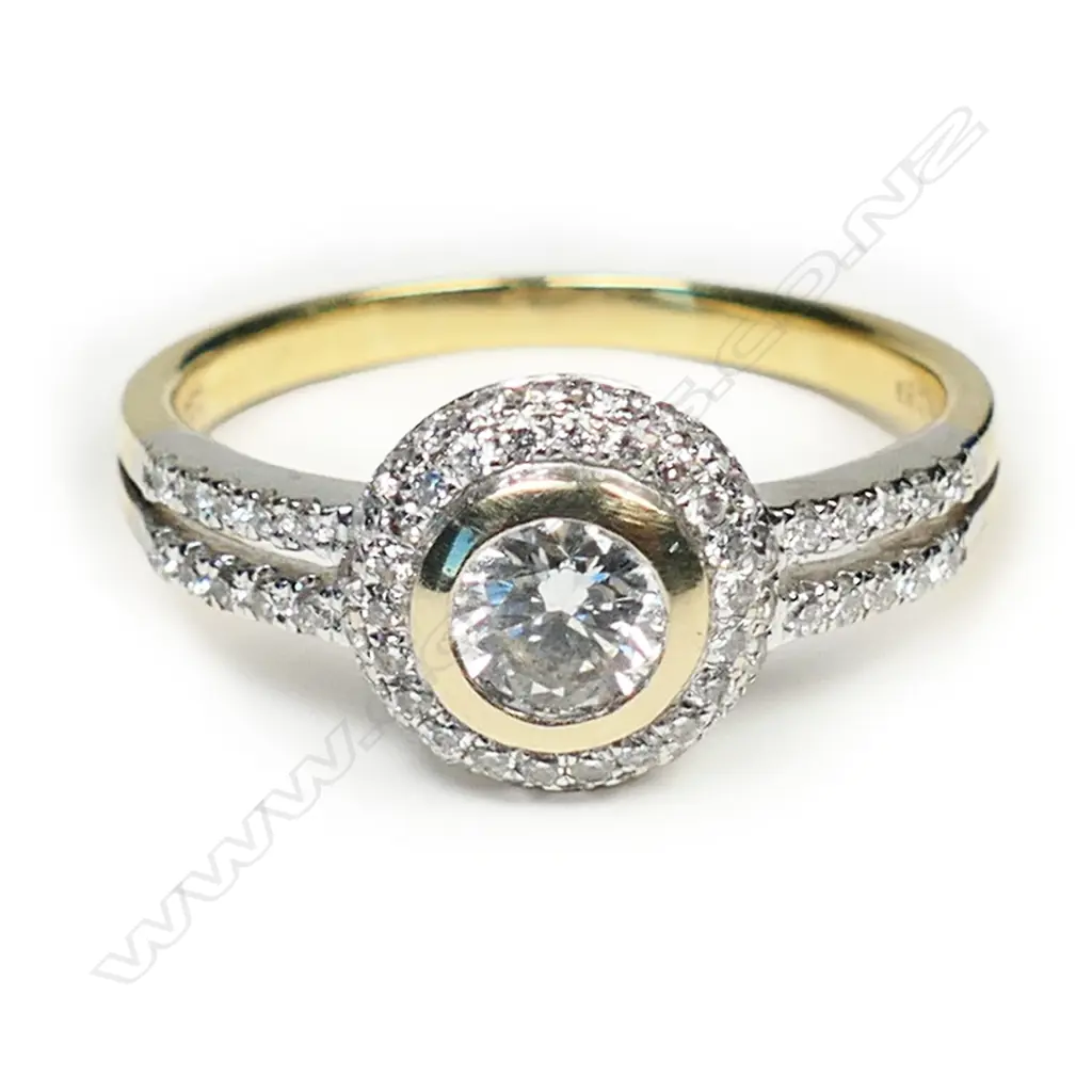 An 18ct gold and diamond dress ring, Image 1++
