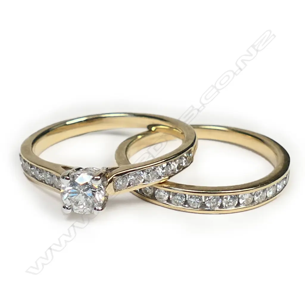 A 9ct gold and diamond solitaire ring set, Image 1++