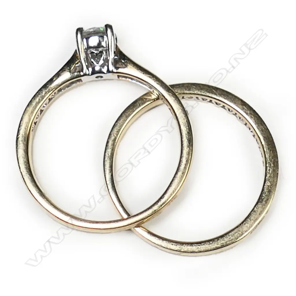 A 9ct gold and diamond solitaire ring set, Image 1++