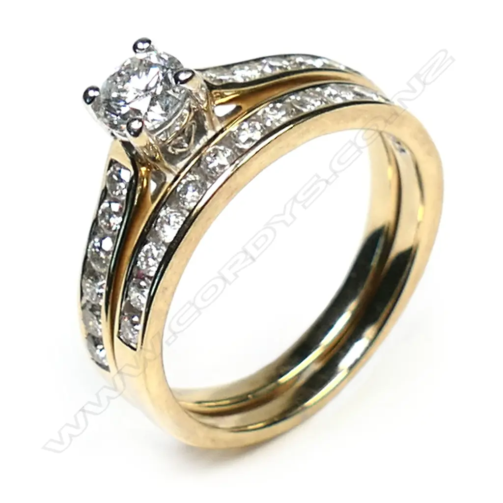 A 9ct gold and diamond solitaire ring set, Image 1++