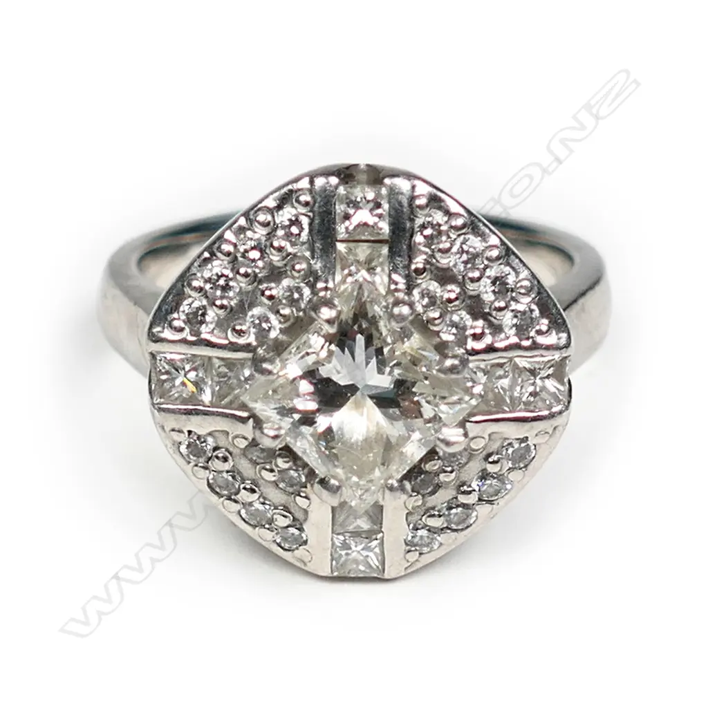 An impressive diamond dress ring in platinum Image 1++