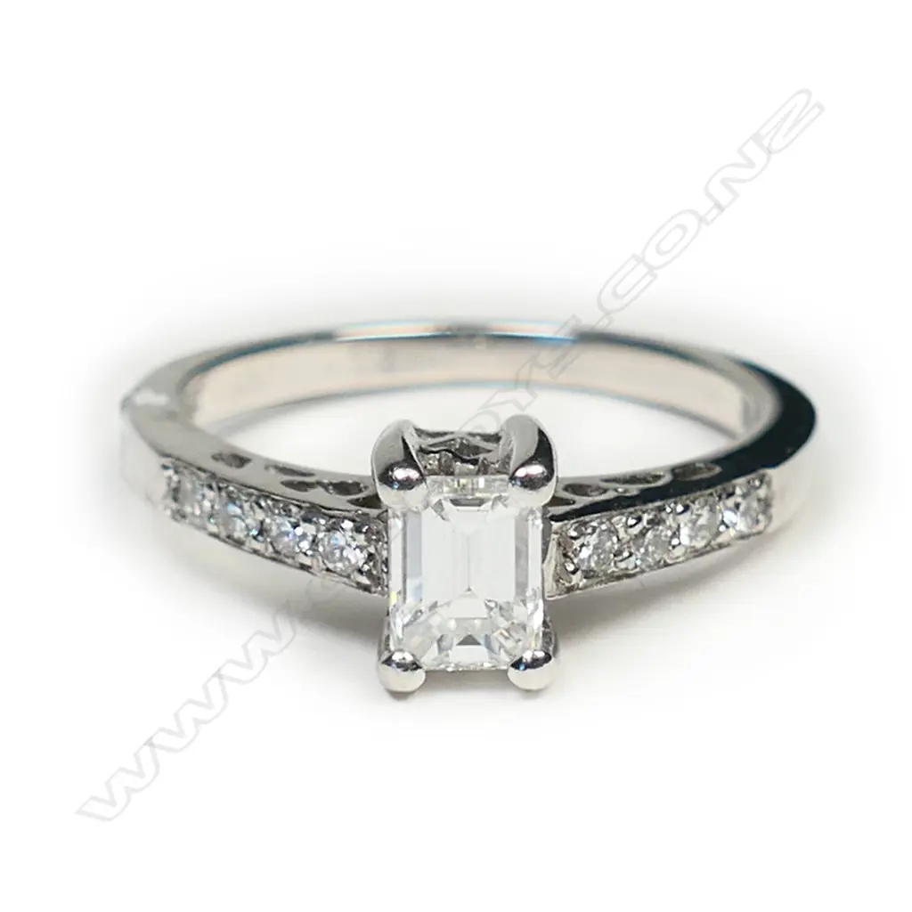 A 14ct white gold solitaire diamond ring, Image 1++