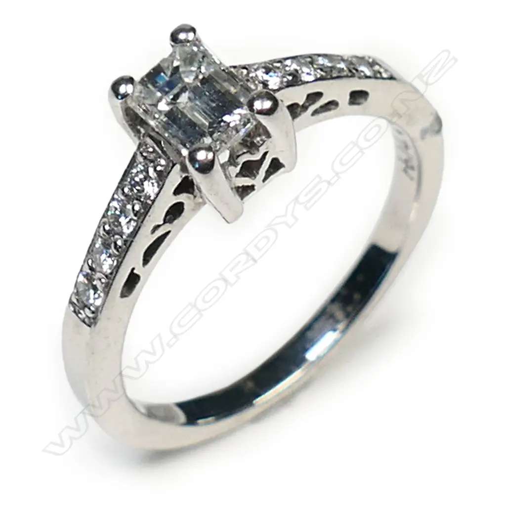 A 14ct white gold solitaire diamond ring, Image 1++