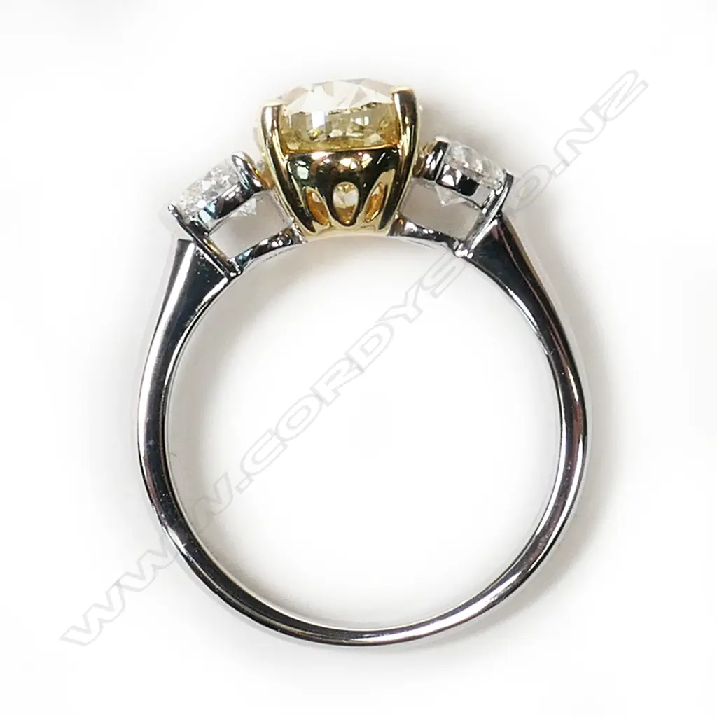 An impressive 18ct white gold, yellow and white diamond ring, Image 1++