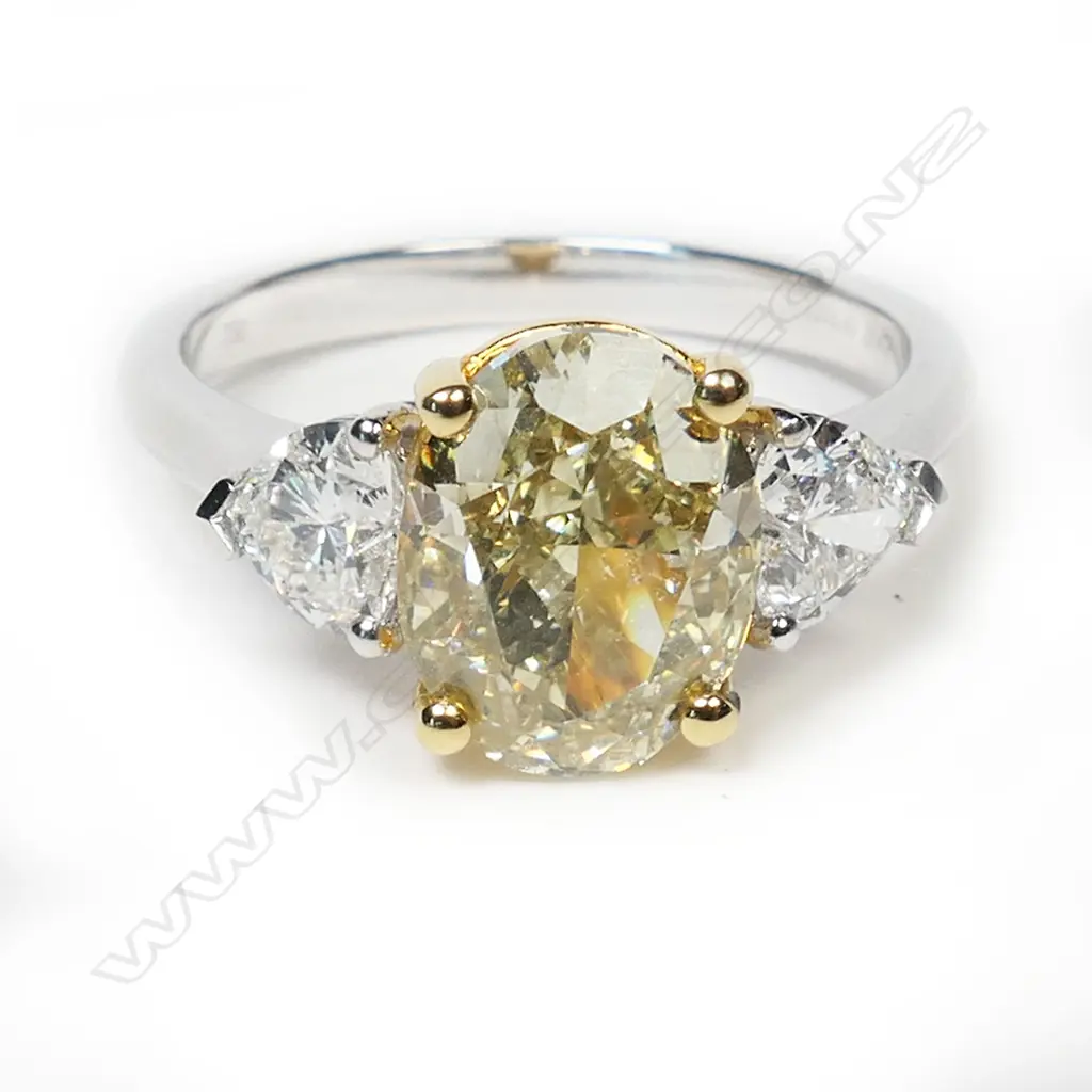 An impressive 18ct white gold, yellow and white diamond ring, Image 1++