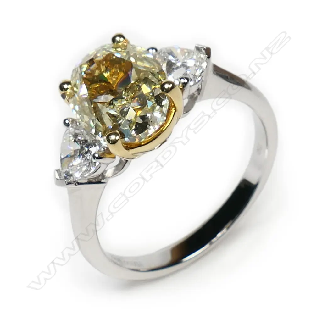 An impressive 18ct white gold, yellow and white diamond ring, Image 1++