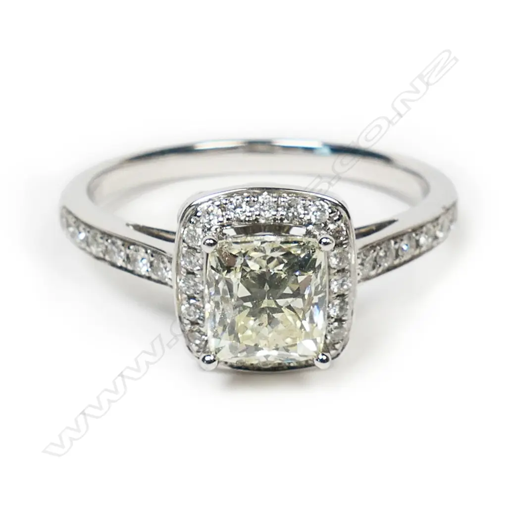 An 18ct diamond cluster ring, Image 1++
