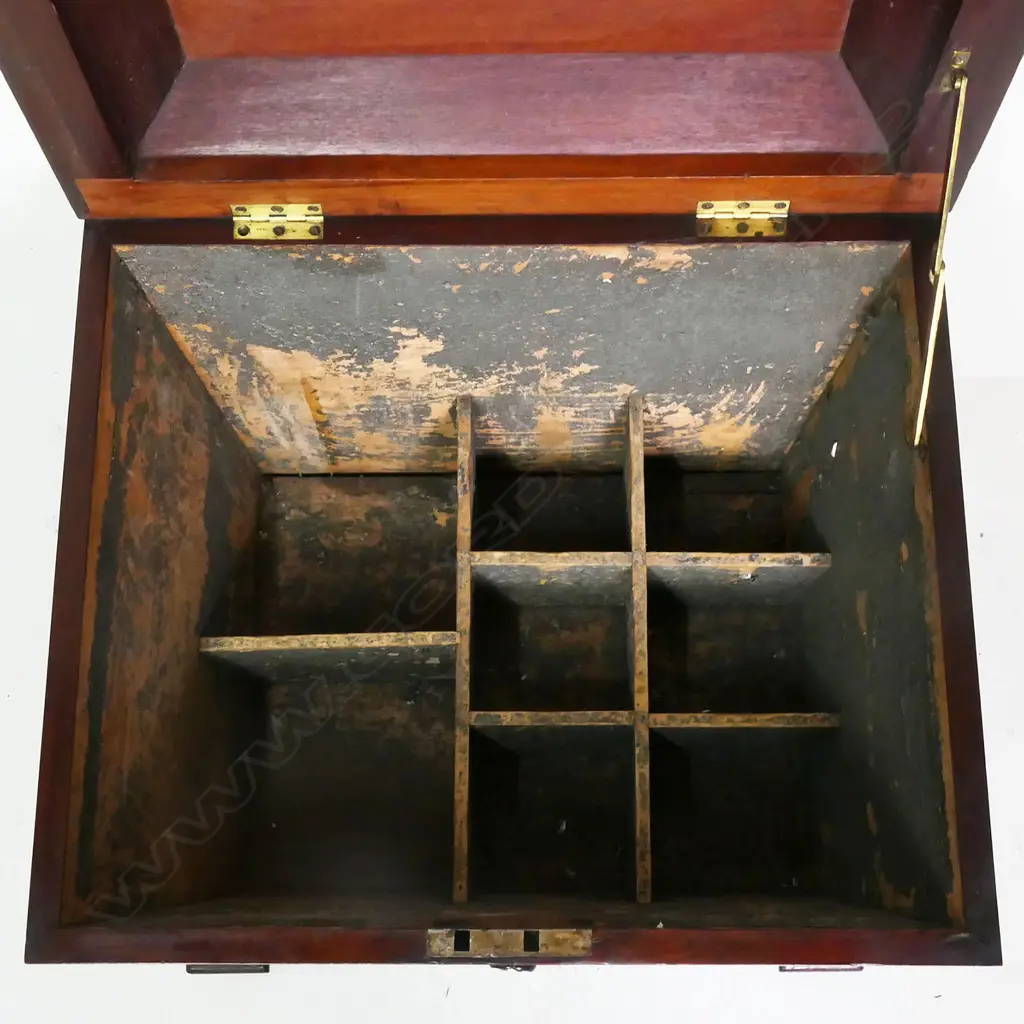 A Regency mahogany cellarette, Image 1++