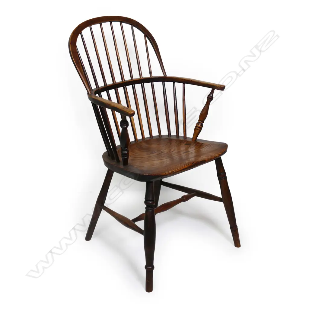 An early 19thC elm hoop back Windsor armchair, Image 1++
