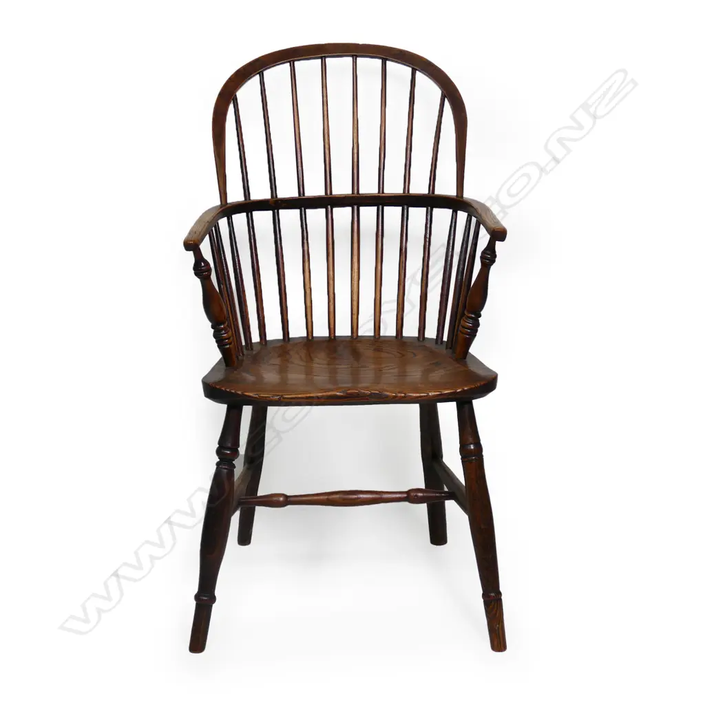 An early 19thC elm hoop back Windsor armchair, Image 1++