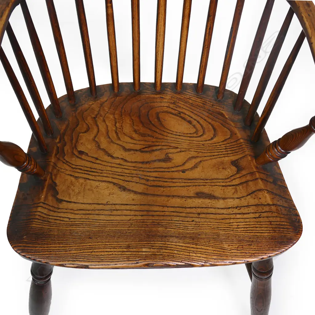An early 19thC elm hoop back Windsor armchair, Image 1++