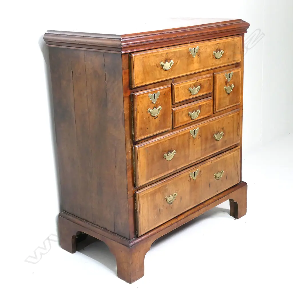 A George I walnut small proportion chest of drawers, Image 1++