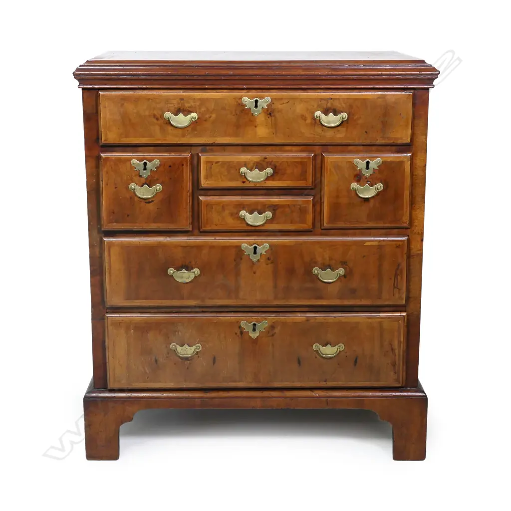 A George I walnut small proportion chest of drawers, Image 1++