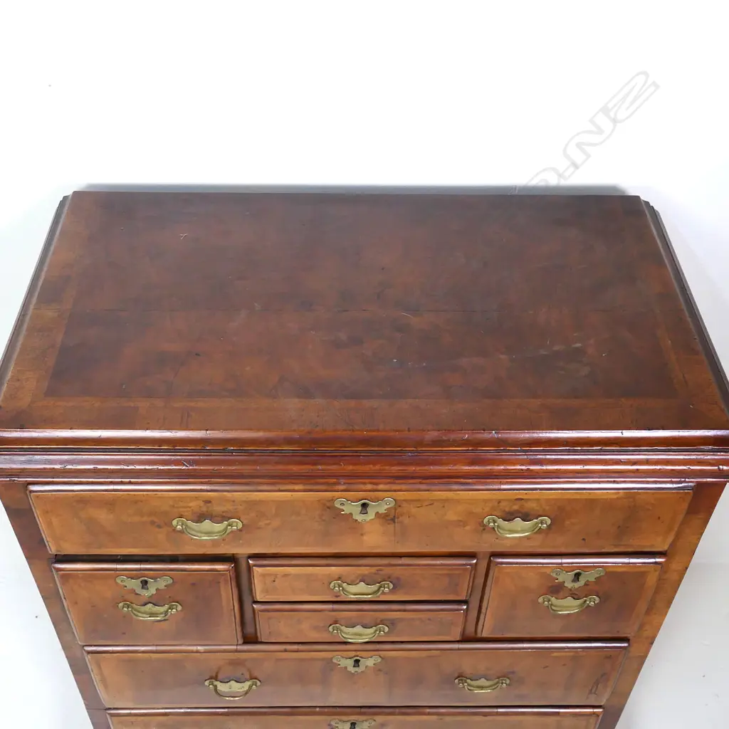 A George I walnut small proportion chest of drawers, Image 1++