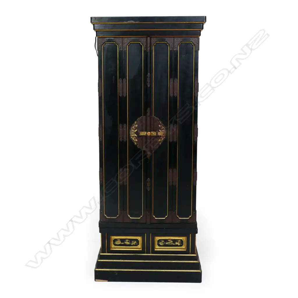 An 20thC Japanese black lacquer house shrine, Image 1++