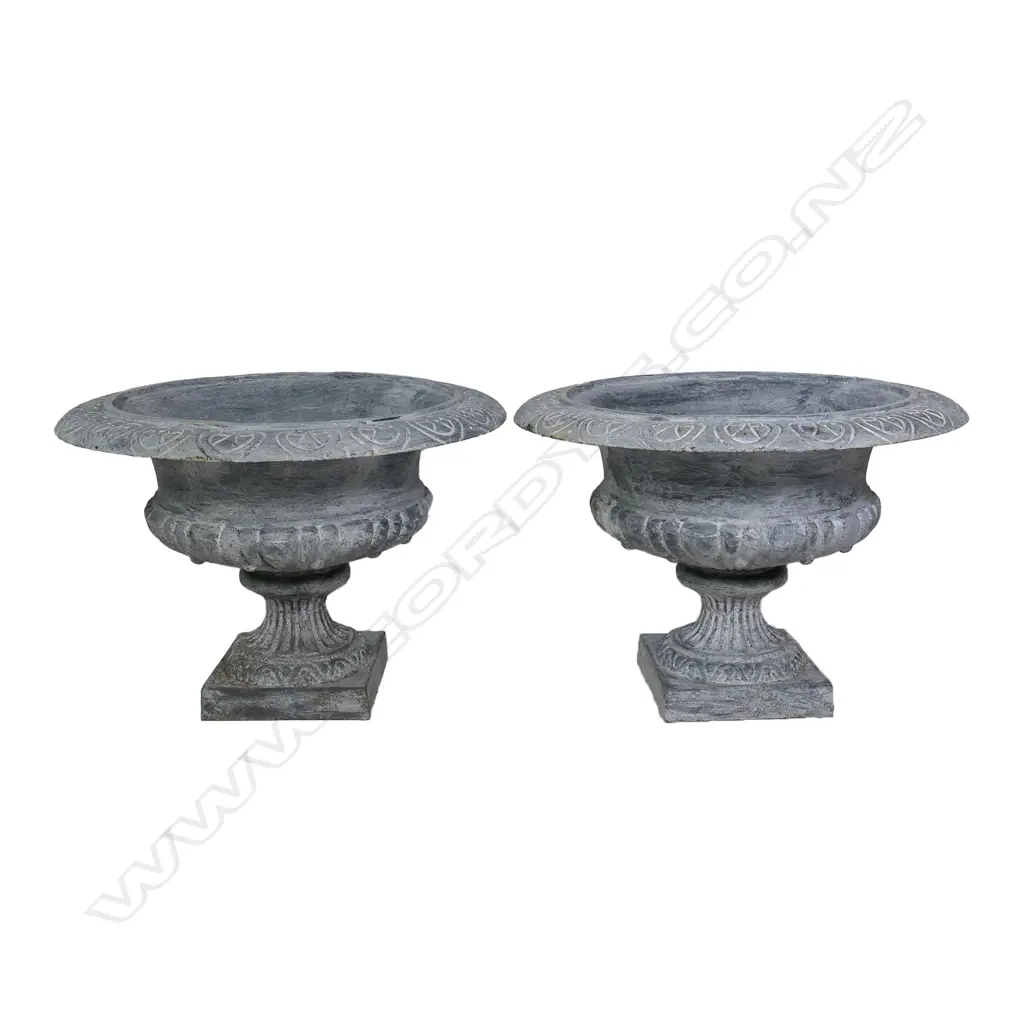 A pair of cast iron garden urns, Image 1++