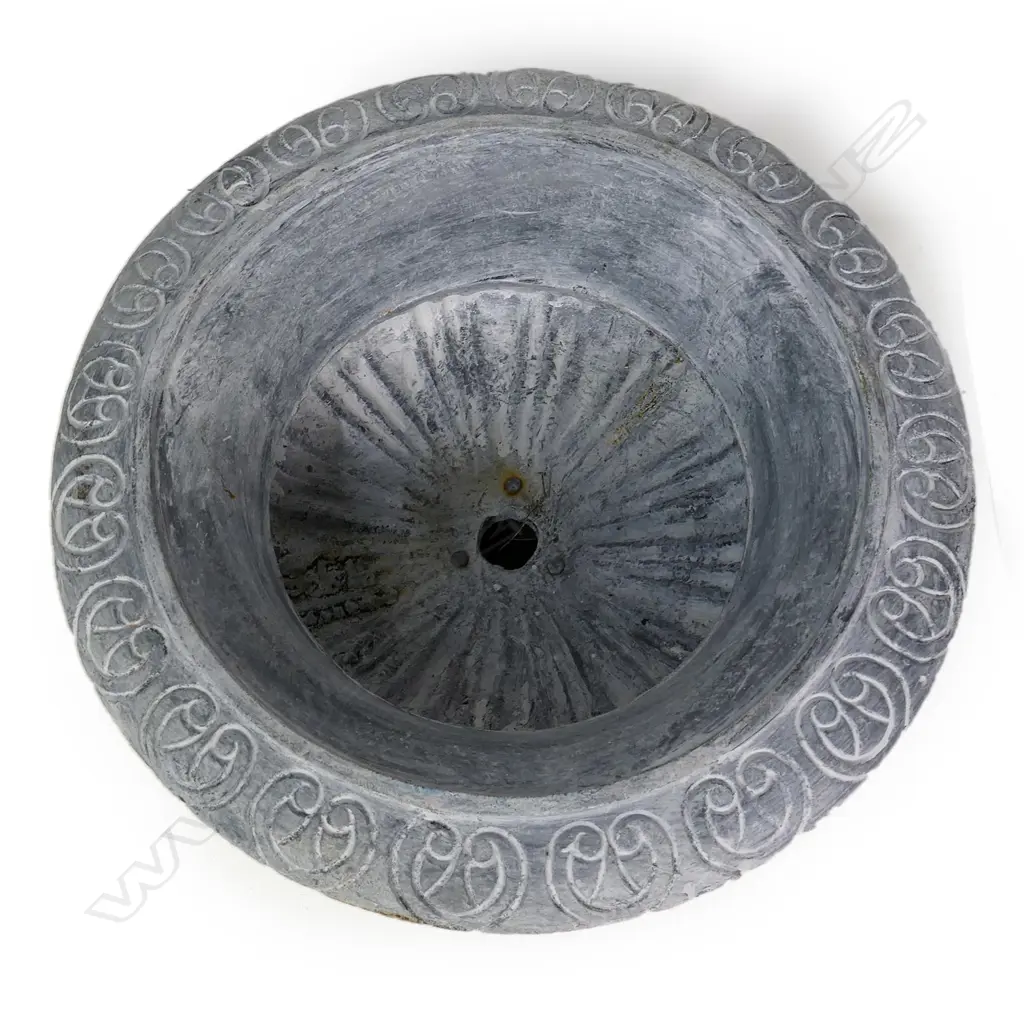 A pair of cast iron garden urns, Image 1++