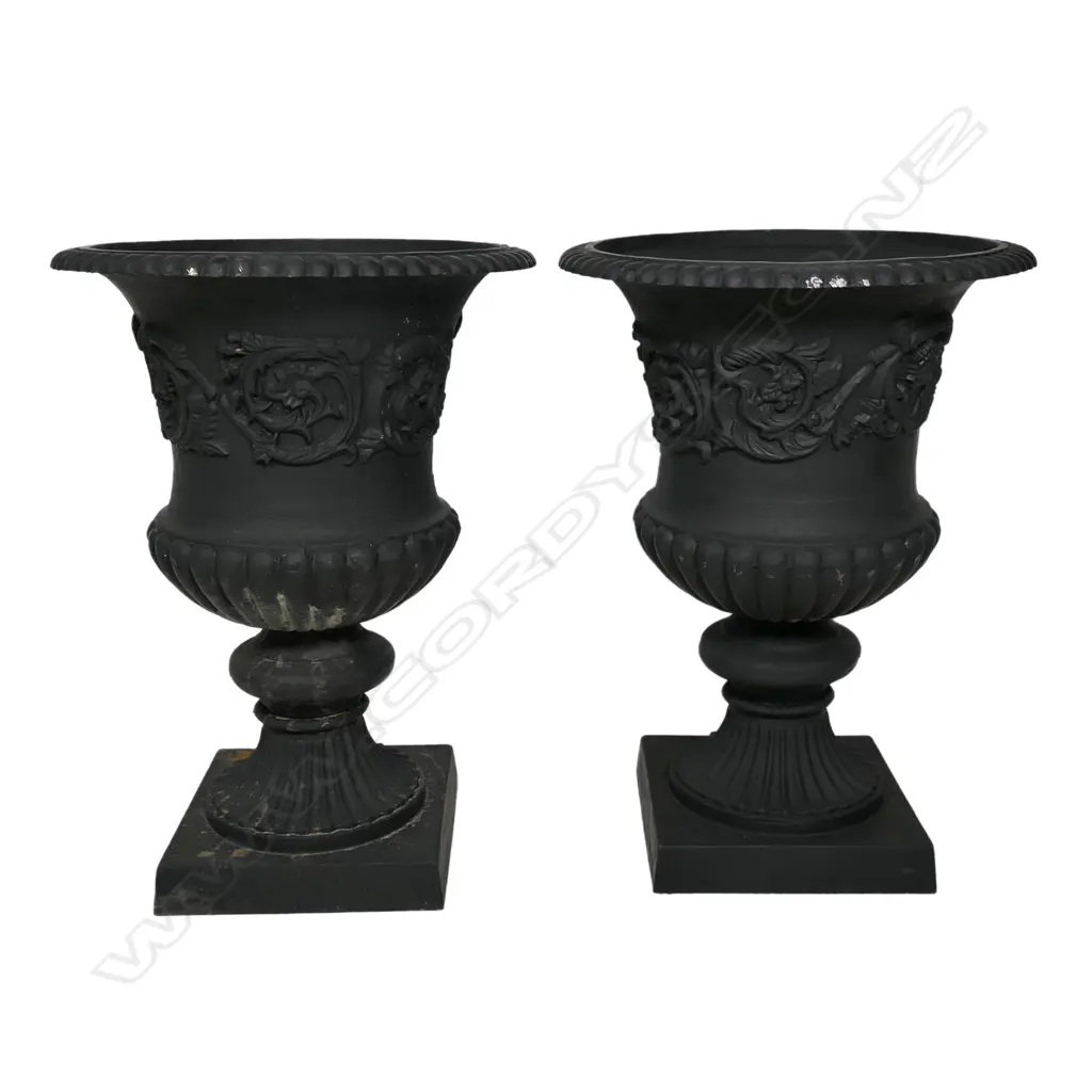 A pair of cast iron garden urns, Image 1++