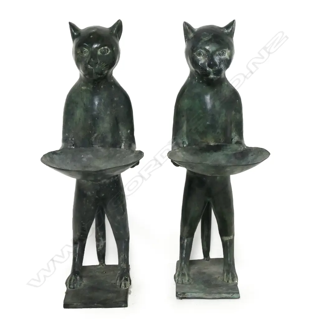 A pair of 20thC bronze standing cat waiters, Image 1++