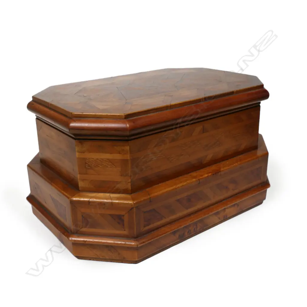 A quality New Zealand native timbers inlaid trinket box, Image 1++