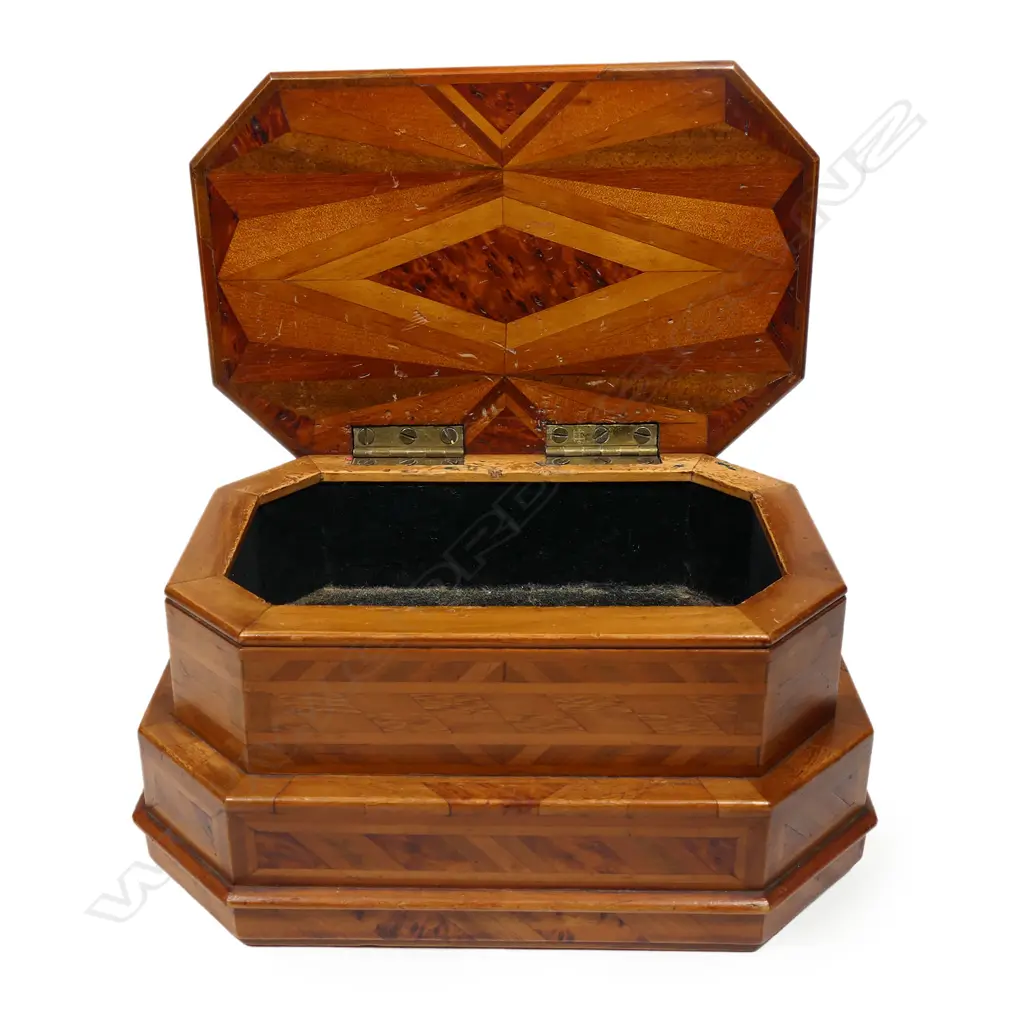 A quality New Zealand native timbers inlaid trinket box, Image 1++