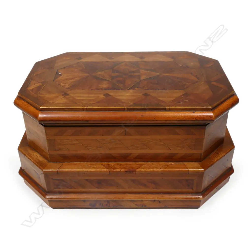 A quality New Zealand native timbers inlaid trinket box, Image 1++