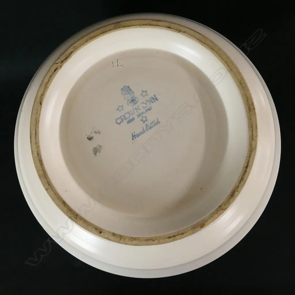 A large Crown Lynn Hand Potted vase, Image 1++