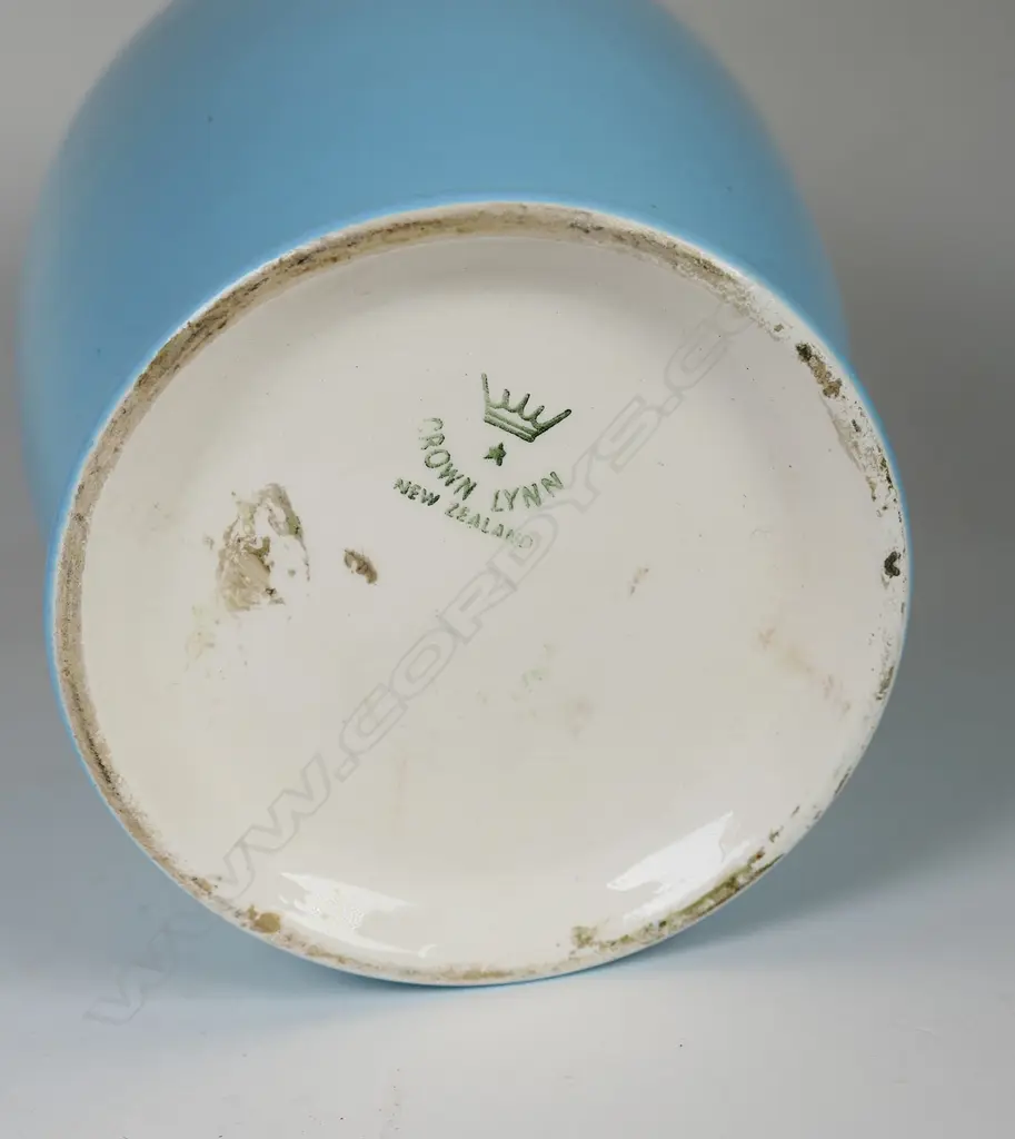 A rare Crown Lynn sky blue hand potted vase, Image 1++