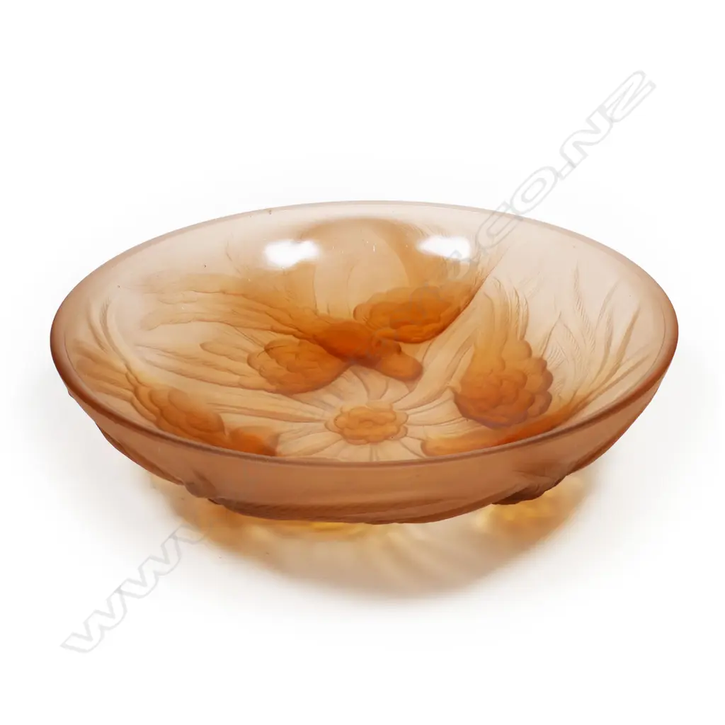 An unmarked Art Deco Jobling glass bowl, 1930s, peach, Image 1++