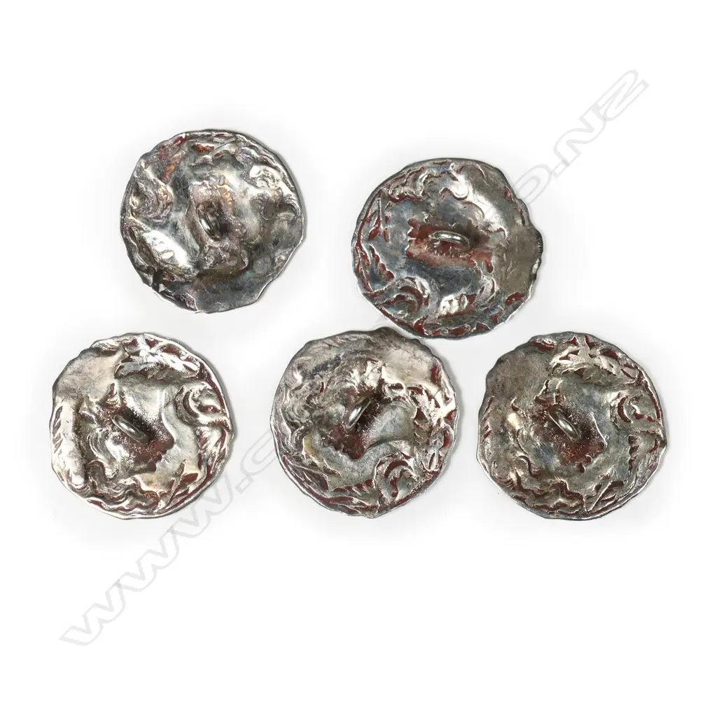 A set of five Art Nouveau silver buttons, Image 1++