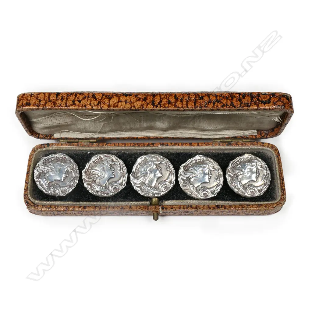 A set of five Art Nouveau silver buttons, Image 1++