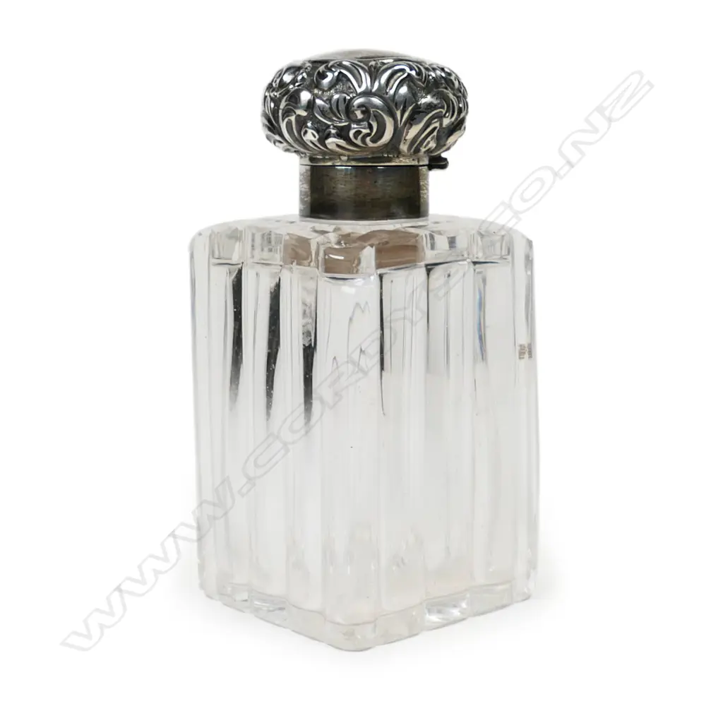 A late 19thC glass bodied silver topped scent bottle, Image 1++