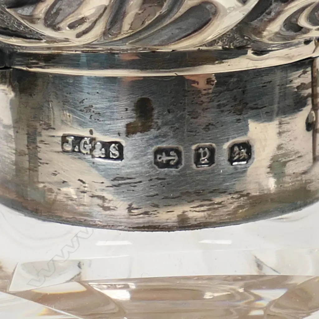 A late 19thC glass bodied silver topped scent bottle, Image 1++