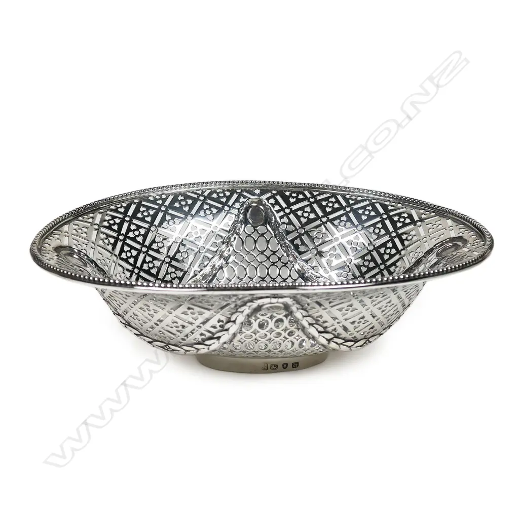 A George III silver pierced bowl, Image 1++
