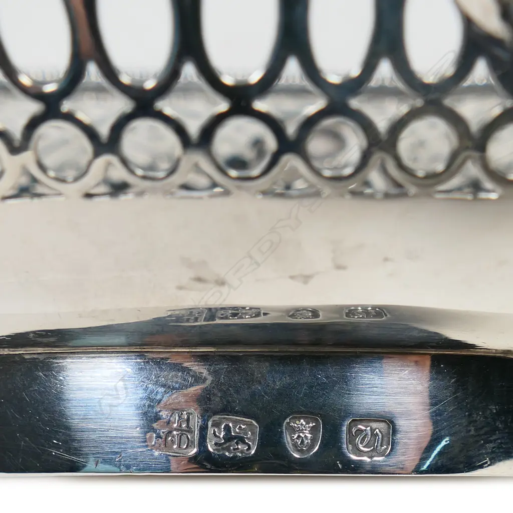 A George III silver pierced bowl, Image 1++