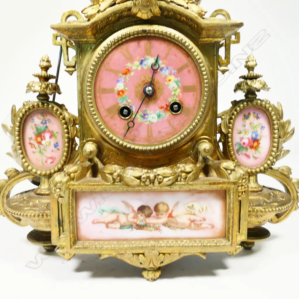 A 19thC French decorative gilt metal mantel clock, Image 1++