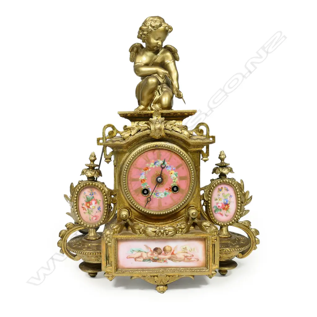 A 19thC French decorative gilt metal mantel clock, Image 1++