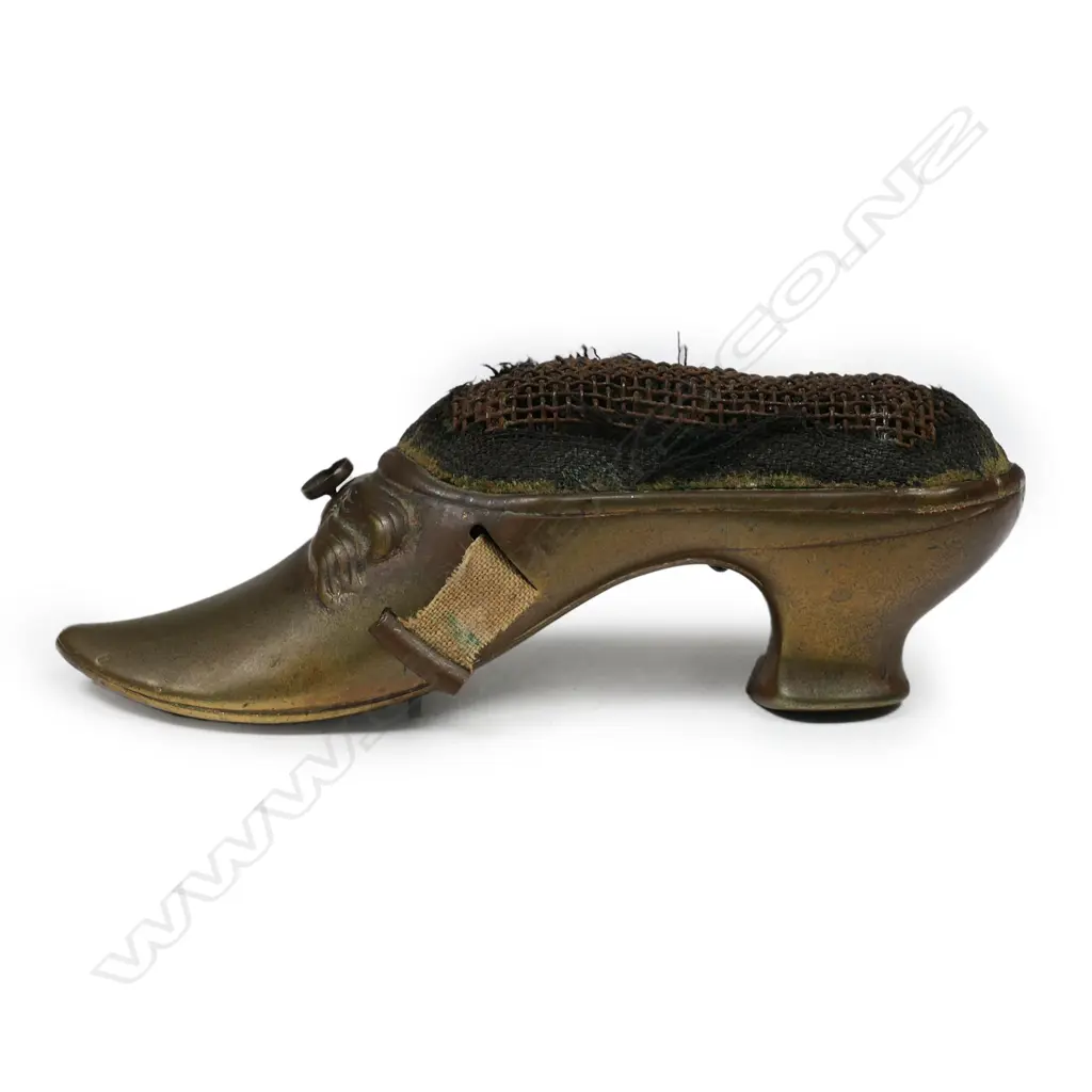 A Victorian brass pin cushion and tape measure, Image 1++