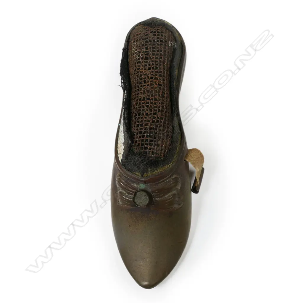 A Victorian brass pin cushion and tape measure, Image 1++