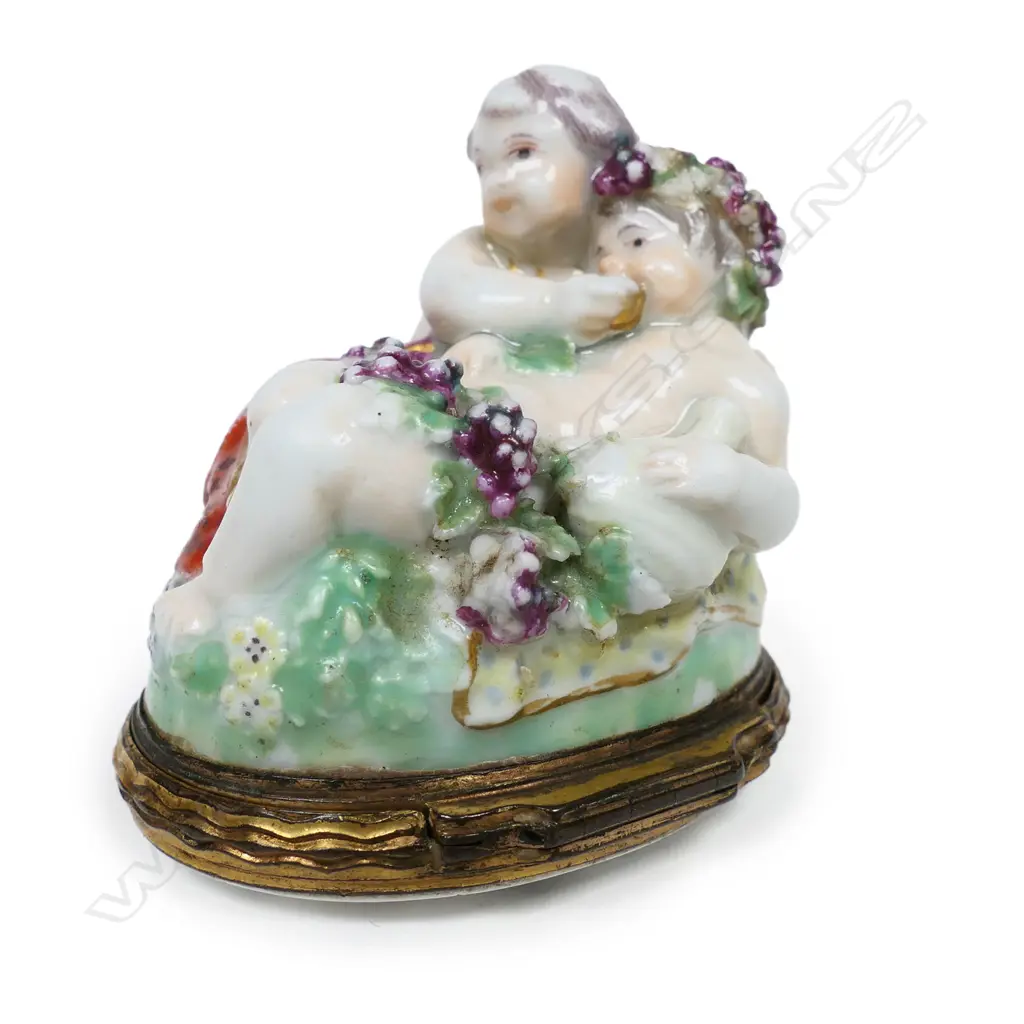 A George III porcelain and enamel cherub snuff box, Image 1++