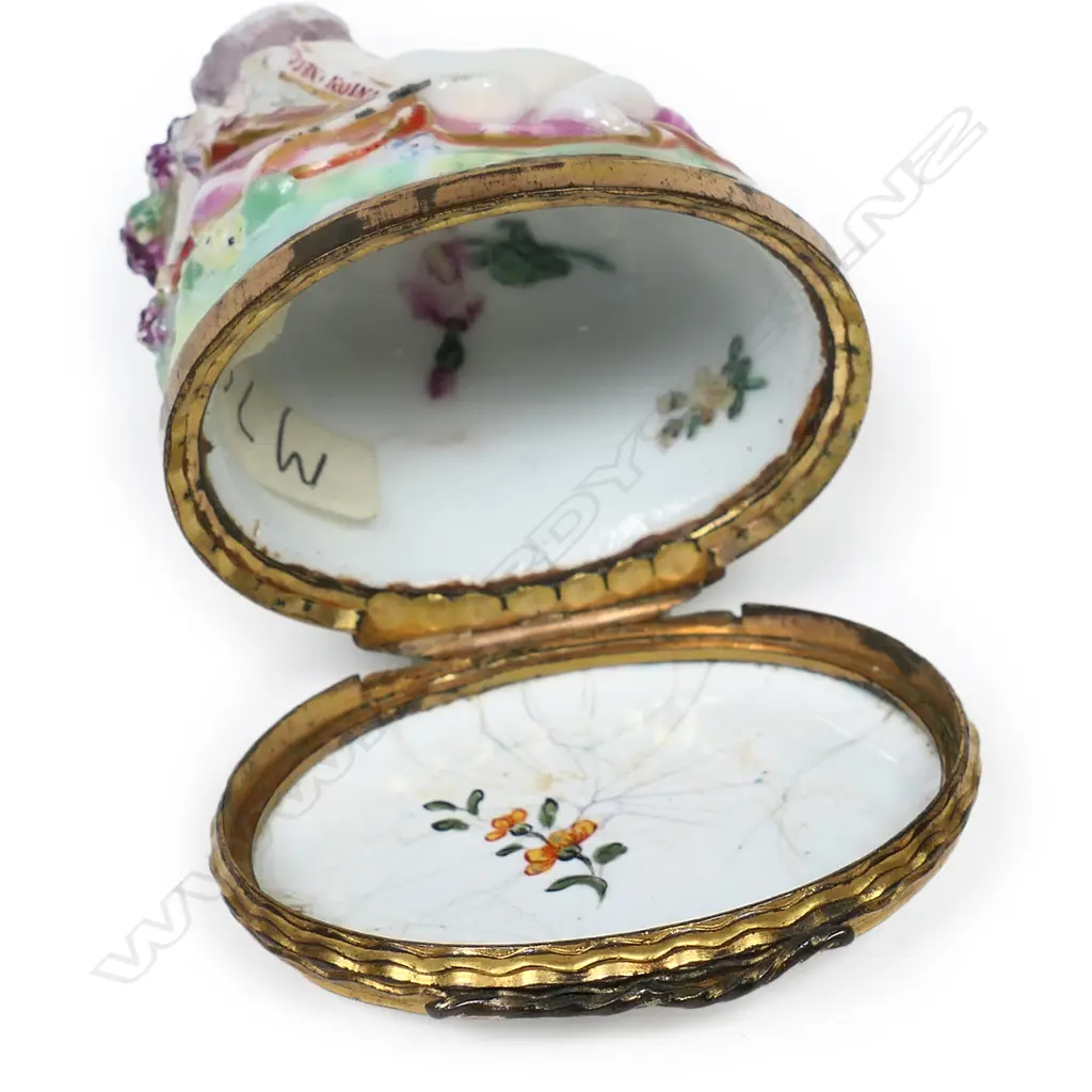 A George III porcelain and enamel cherub snuff box, Image 1++