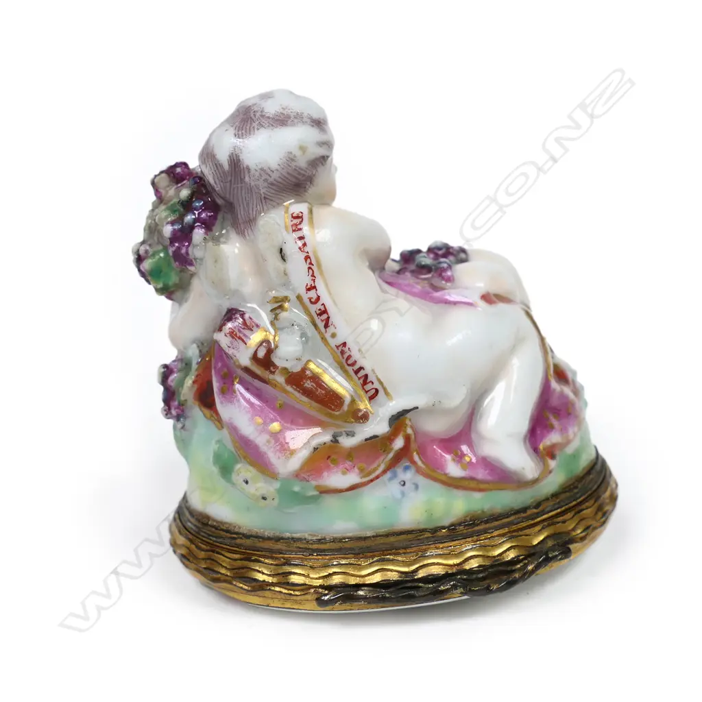 A George III porcelain and enamel cherub snuff box, Image 1++