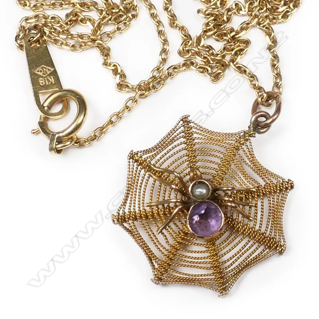 A vintage 9ct gold, amethyst and pearl spider and web pendant, Image 1++