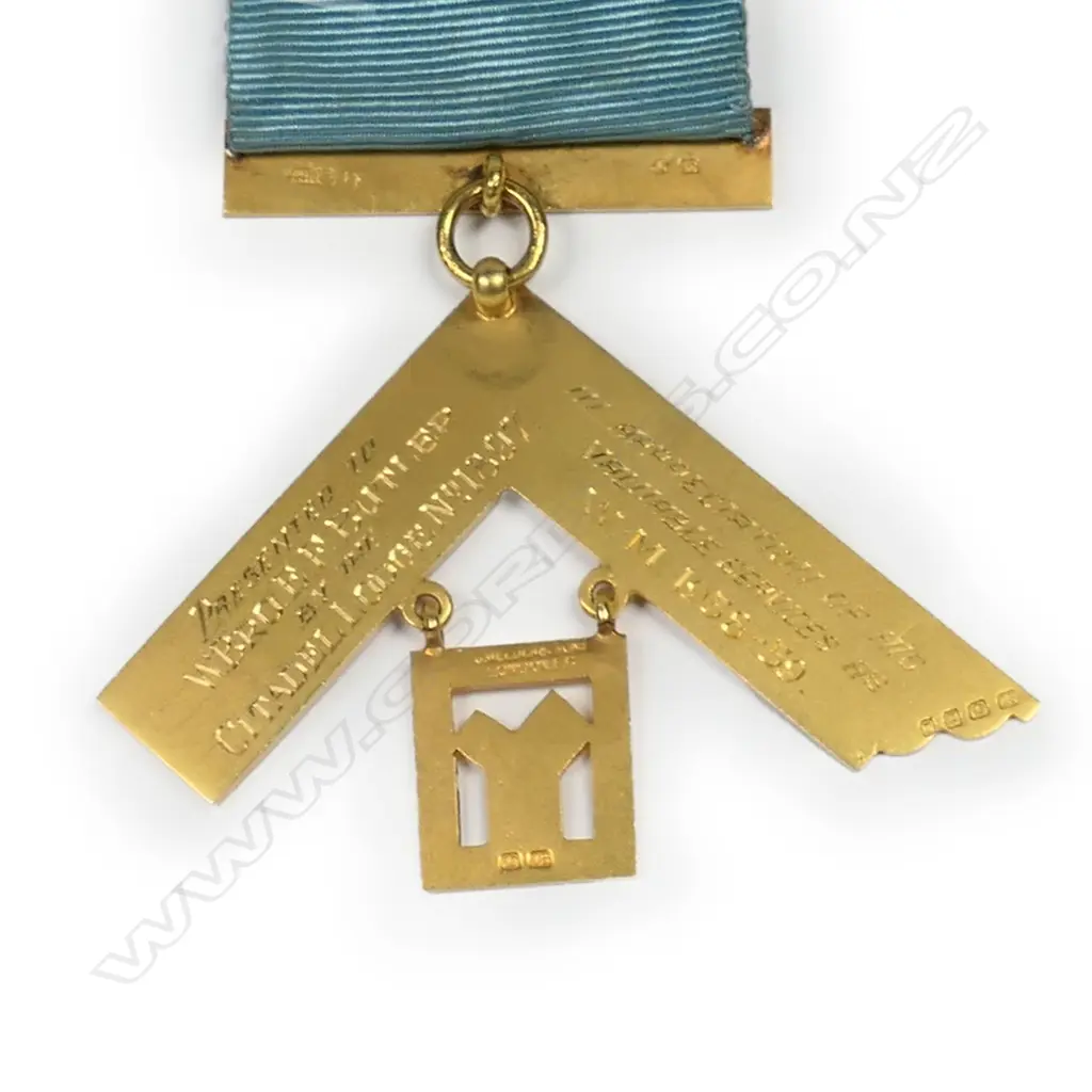 A heavy 18ct gold Masonic jewel, Image 1++