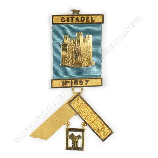 A heavy 18ct gold Masonic jewel,