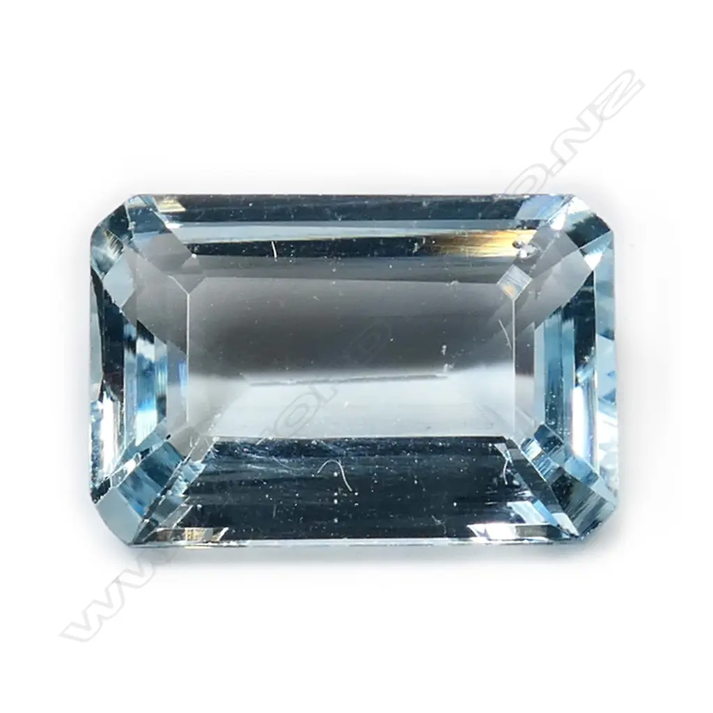 A loose aquamarine gemstone, Image 1++
